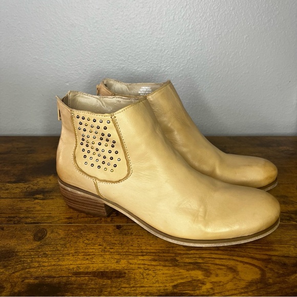 Crown Vintage Alendale Block Heel Ankle Boots 9.5M Beige Tan Studded Heel Zip - Picture 1 of 15